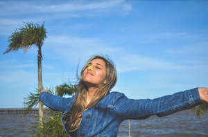 Woman wearing Nöz sunscreen on a sunny day